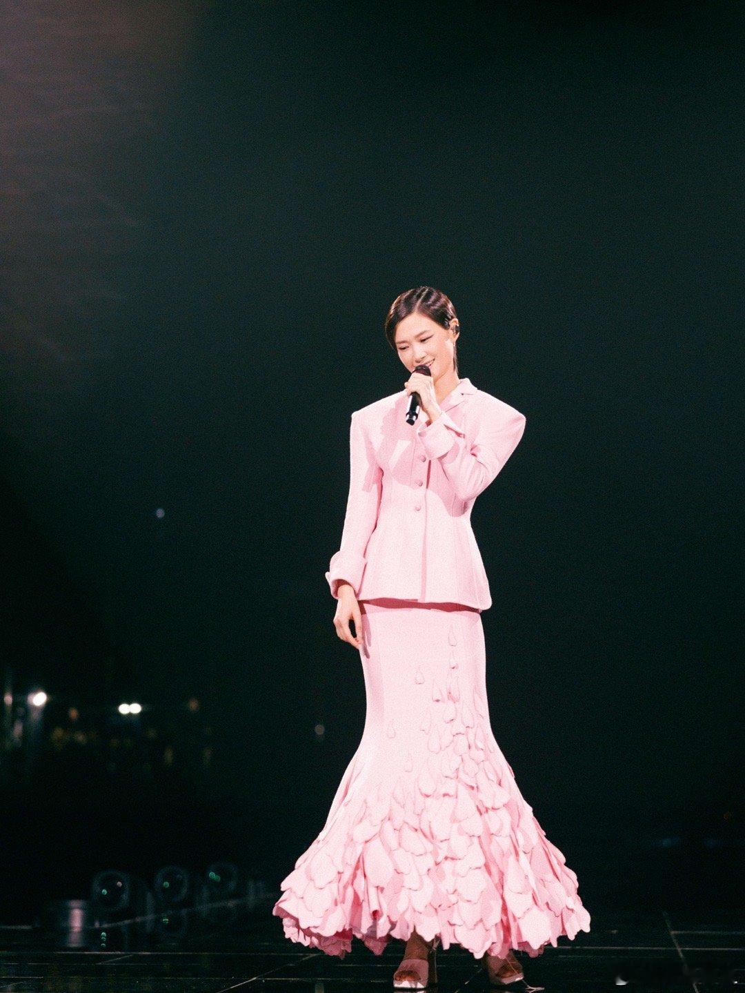 #李宇春厦门限定海之曲#李宇春的歌每首都是那么的好听，曲子的旋律婉转动听，听春春