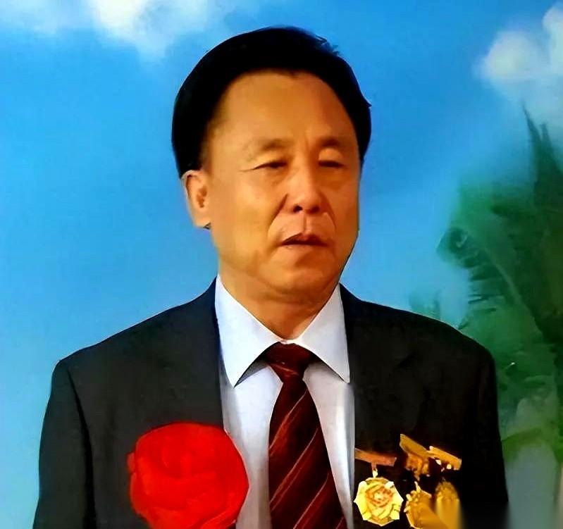 当那个刻着名字的紫檀木牌被翻过来时，门外的管家微微弯下腰。
这一晚，在这个占地1