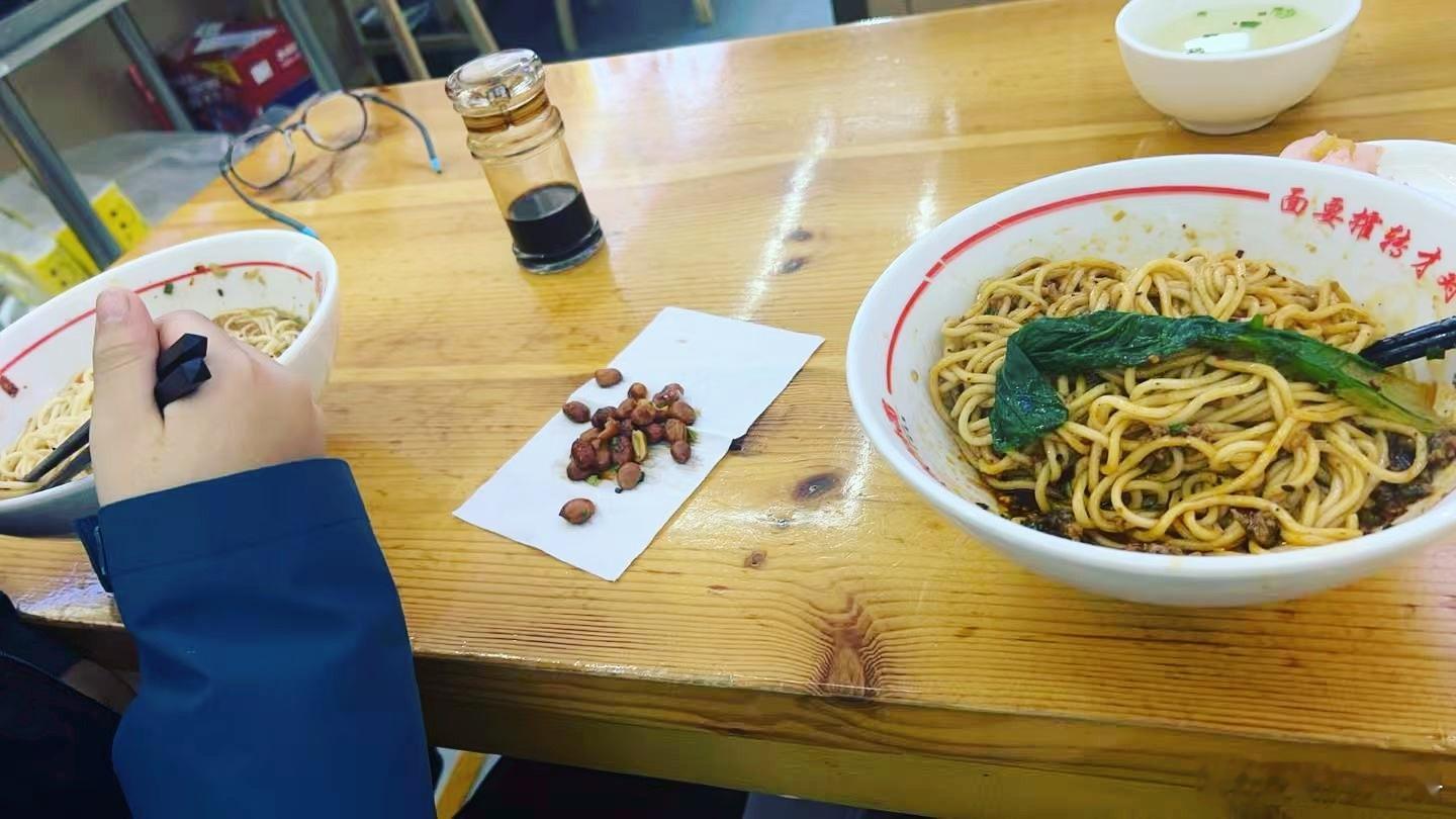 深夜树洞看完电影🎦娃两个好朋友在打乒乓球🏓这怎么可能不加入呢？加入战斗～（我