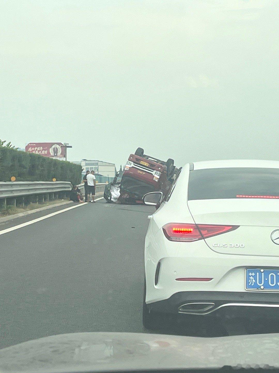 回常州的高速上看到一起车祸，说是爆胎侧翻，还好人没事，天气太热大家开车注意胎压，