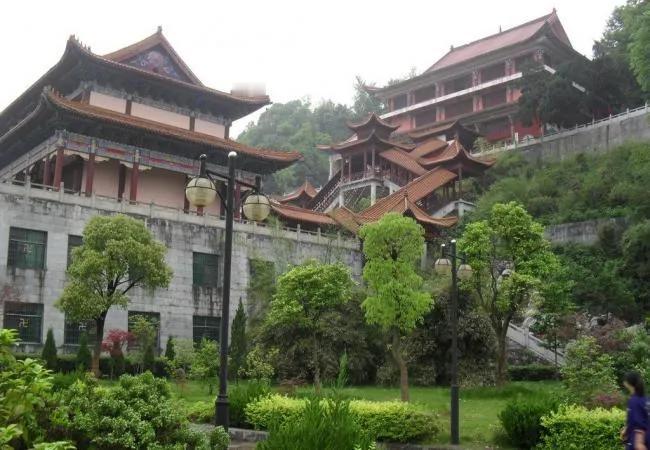 佛门清净之地竟有如此毁三观的事情！浙江宁波，73岁主持与53岁情人幽会时，因感情