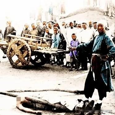 这是1900年，义和团普通拳民被八国联军屠杀时所拍摄的照片，在刑场的周围站满了前