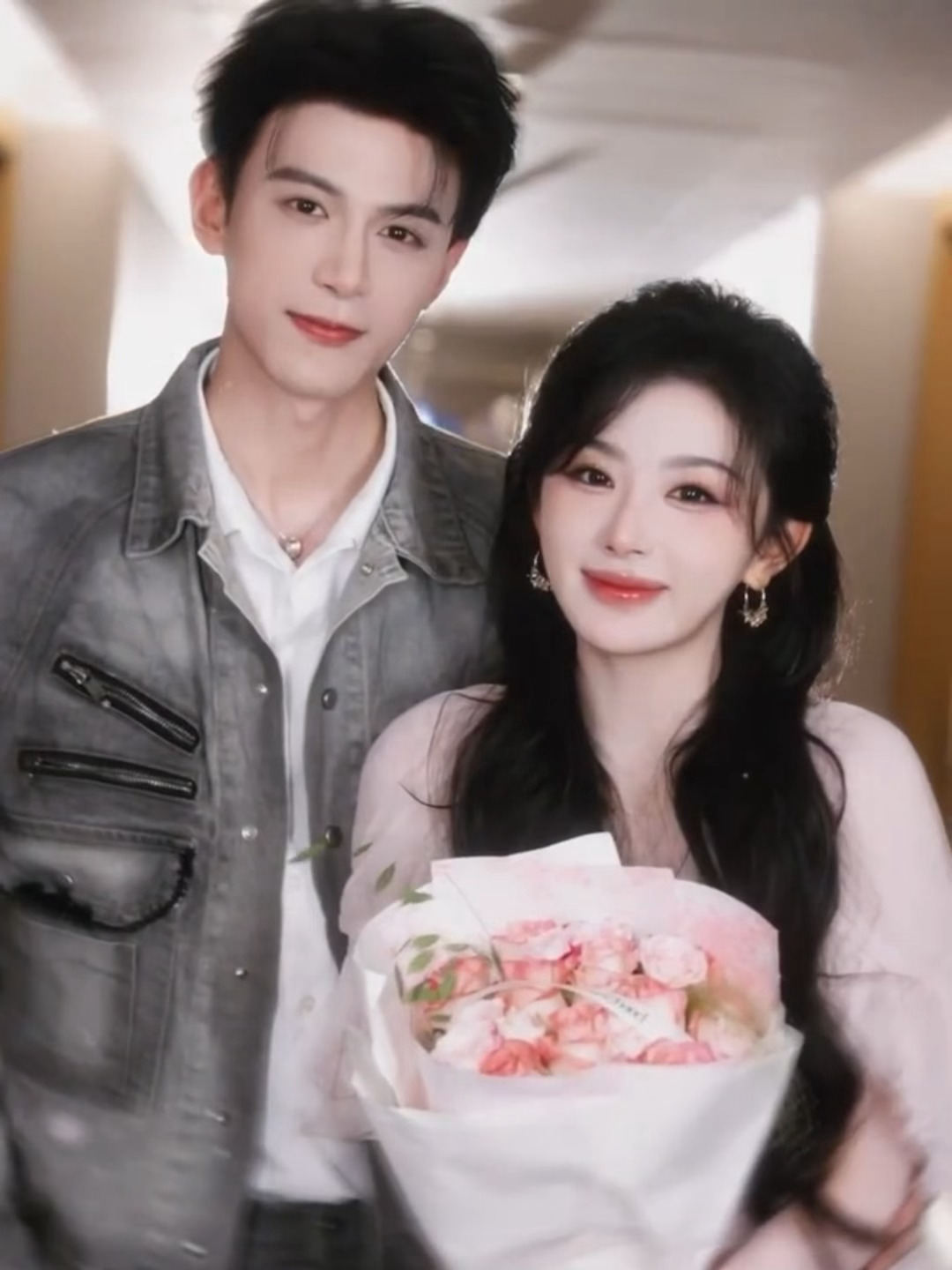 孔雪儿邓凯鲜花转场共创，“爱要从一束花和一段正式的告白开始”，不齐而俞这和官宣有