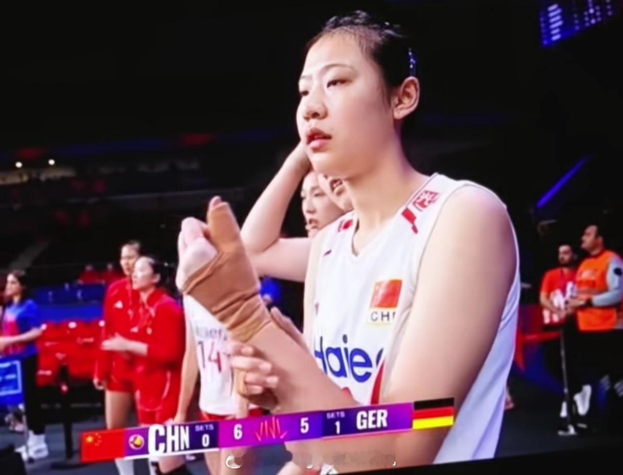小芊芊左手拇指受伤，十指连心，很疼的。祝福早日康复！中国女排2026世界女排联赛