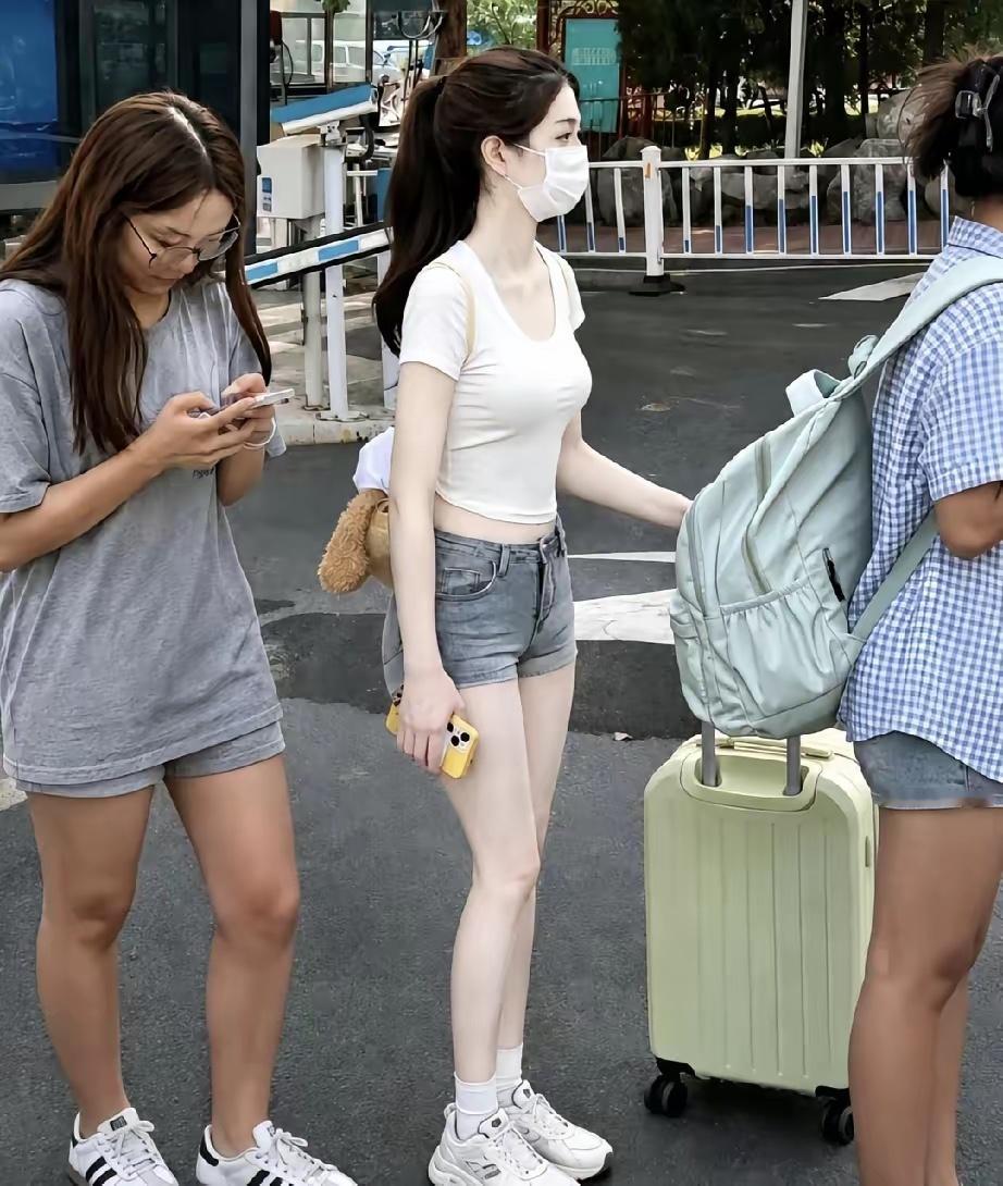 被惊艳到了！太白了，看到一位女孩子在排队，真的太白了，大家可以看一下图片，在人群