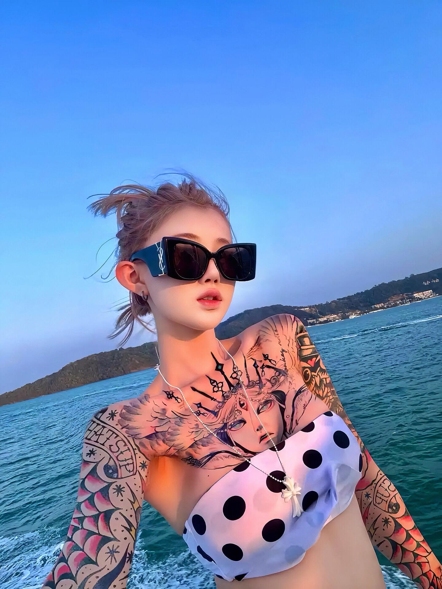 脚踏一条船迟早要翻船 脚踏万条船 翻也翻不完 走一个忘一个 永远都有下一个
