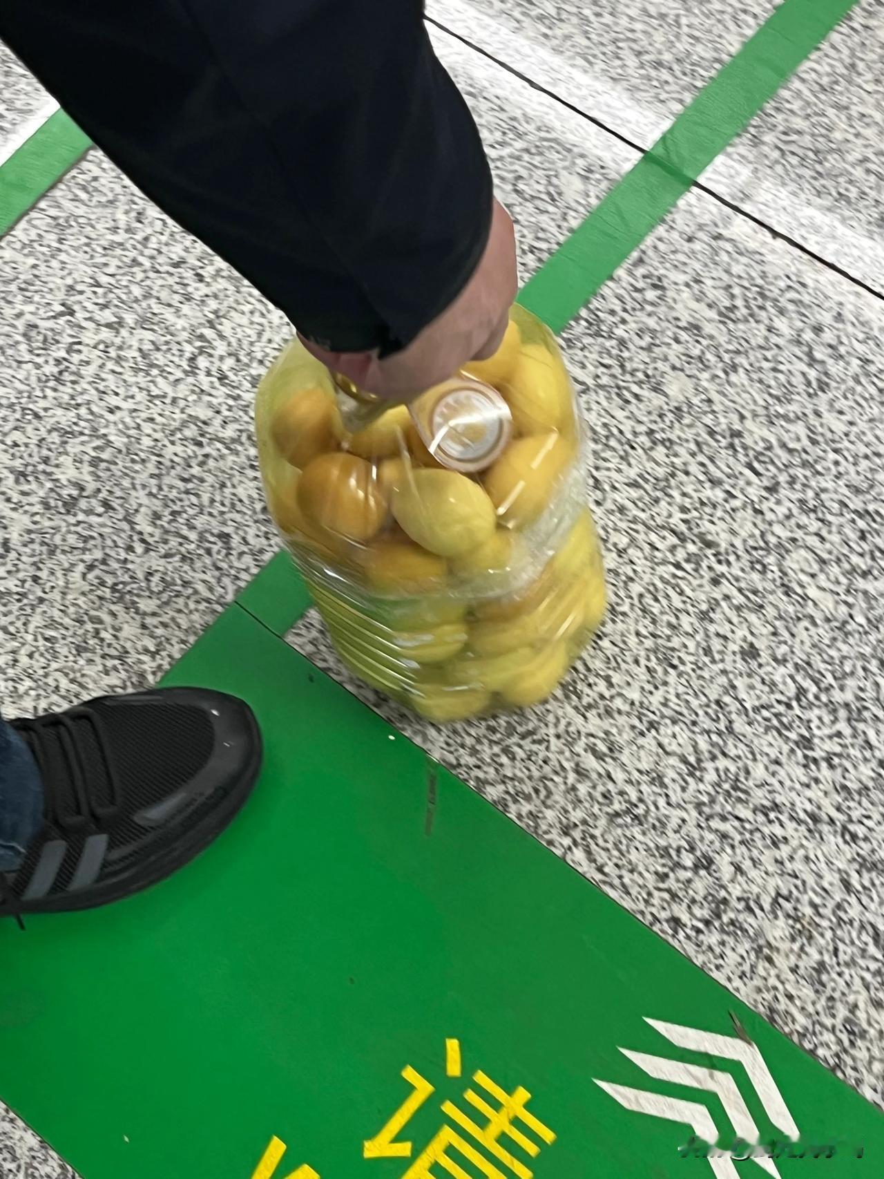 请问鸡蛋是怎么装进食用油废旧塑料桶的？我是百思不得其解啊！想了三天也没想出来