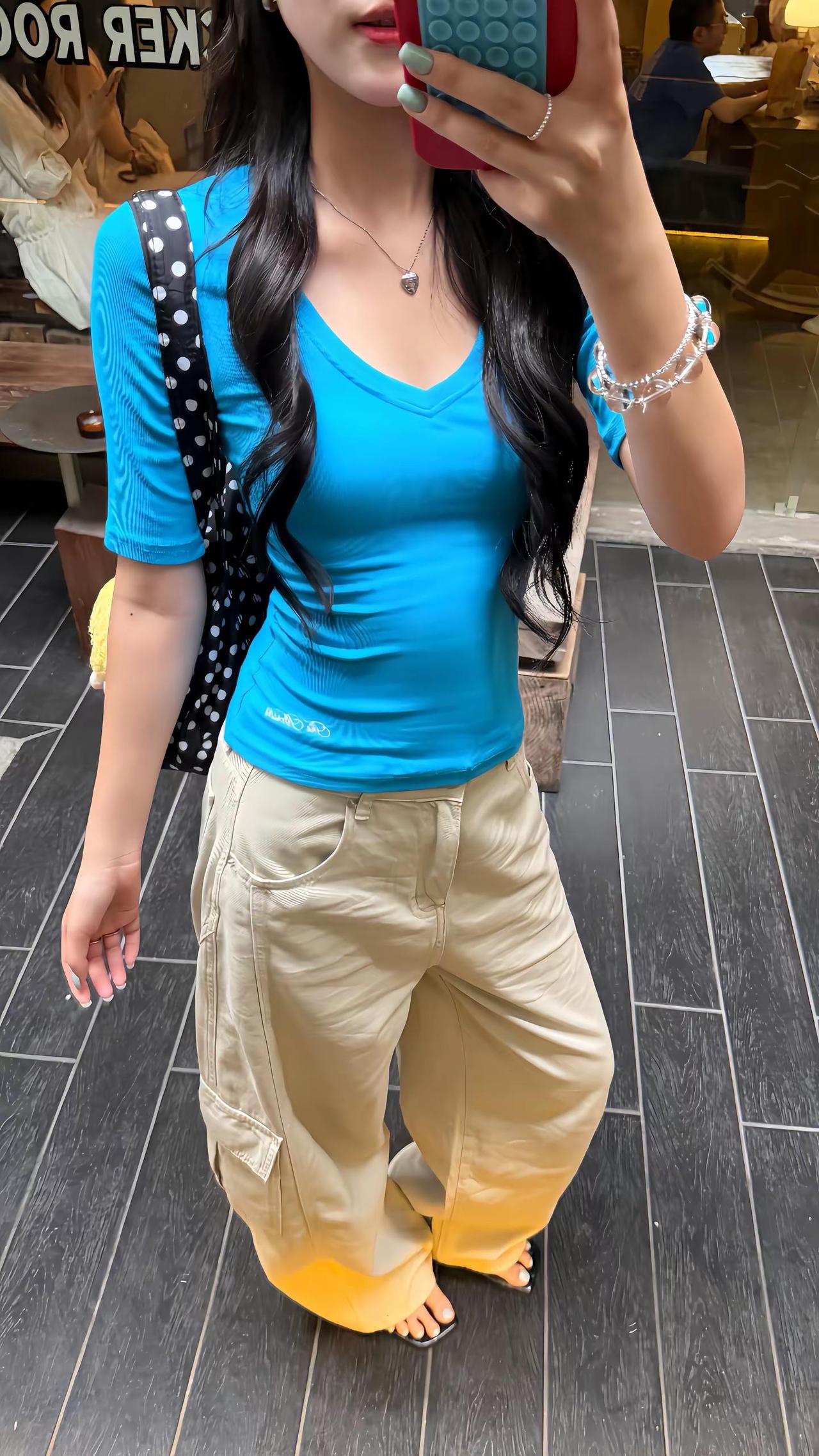 这个蓝我先穿了💙夏日chill穿搭 citywalk穿搭 蓝色上衣
