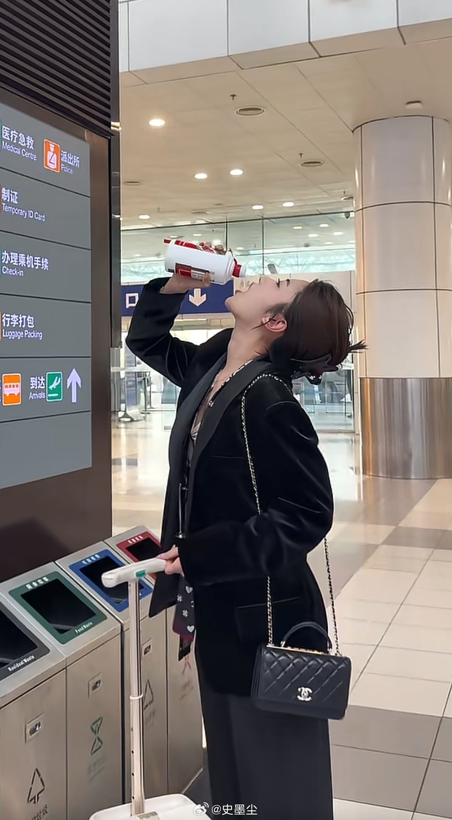 你在机场遇到这一幕你会怎么应对？看样子应该是在酒店没喝完又带不上飞机 