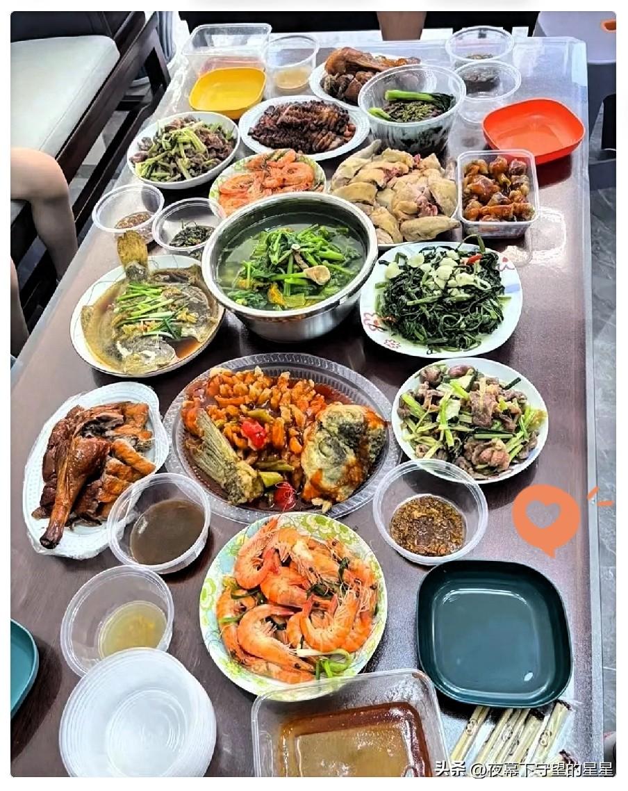 我儿媳妇来家里吃饭，从来不空手。
 
可她上门从来不带水果牛奶那些吃食，次次包里