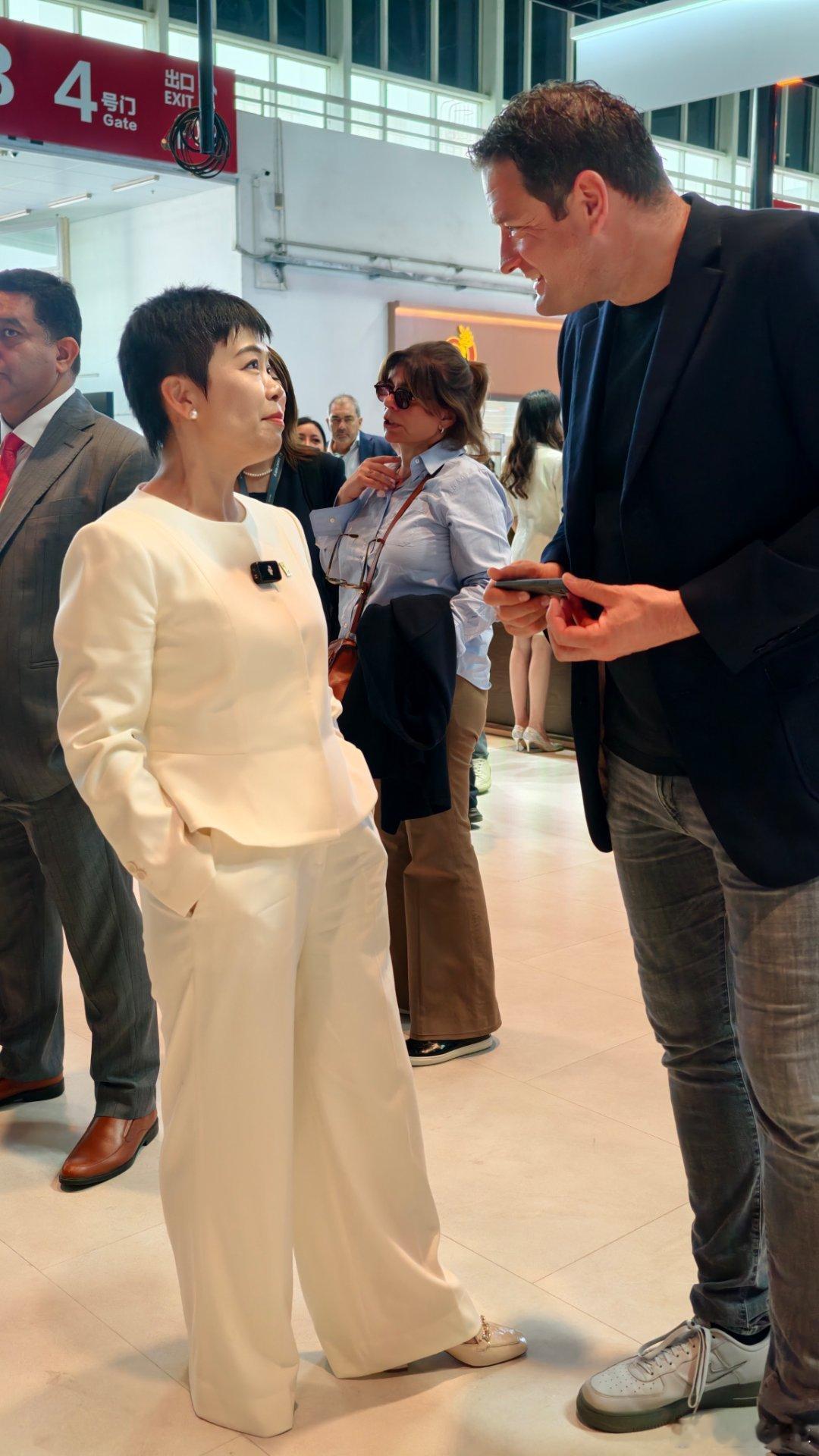 偶遇仰望晓庆总，接待国外友人一波一波…～2026北京车展