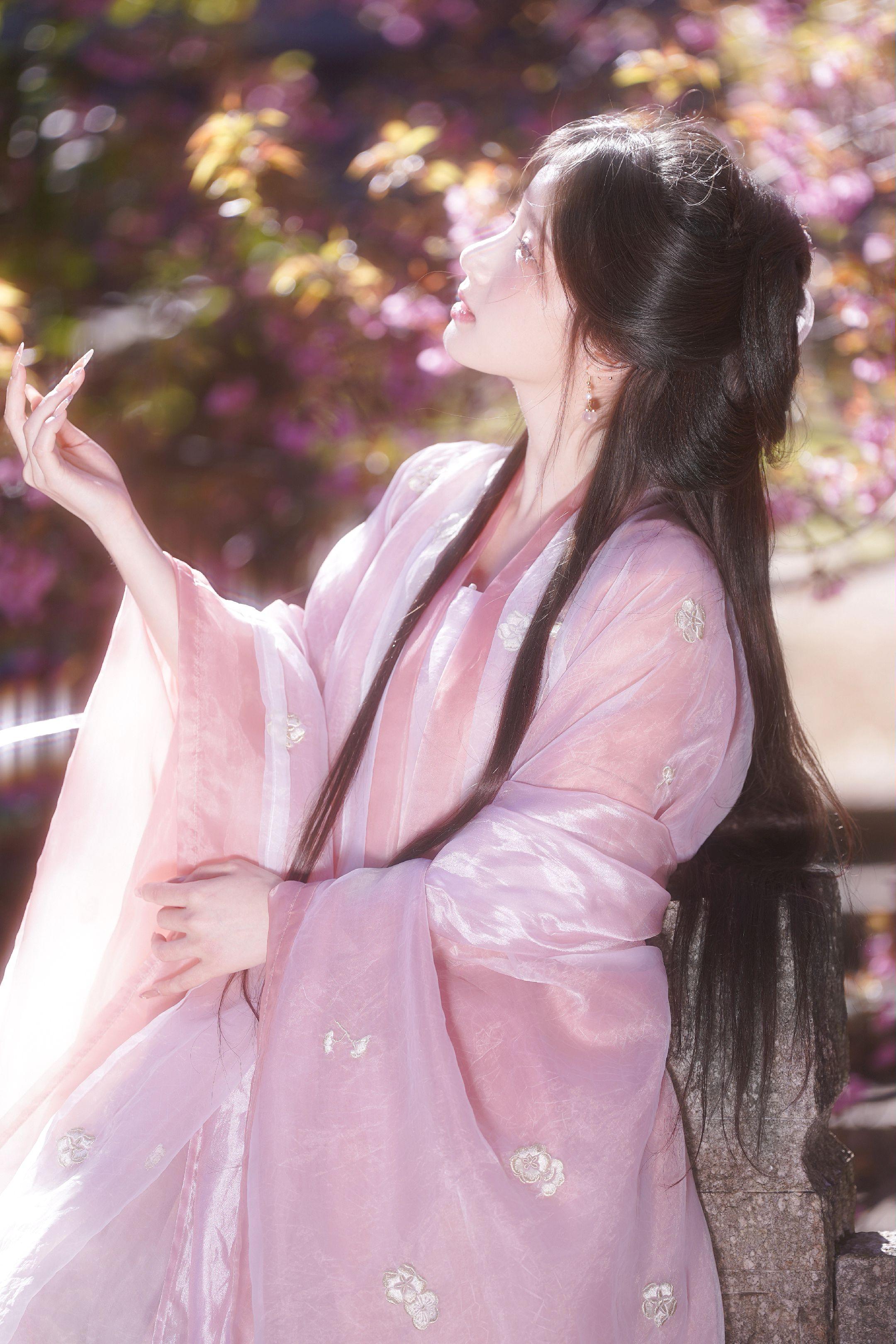 “我姓王，你就叫我王姑娘吧。”