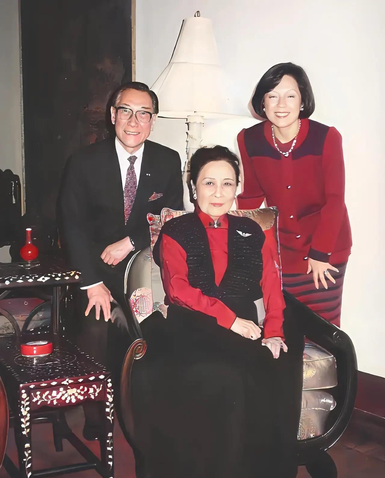 1993年，蒋纬国赴纽约看望妻子邱爱伦与继母宋美龄时，三人留下的合影照，蒋纬国当
