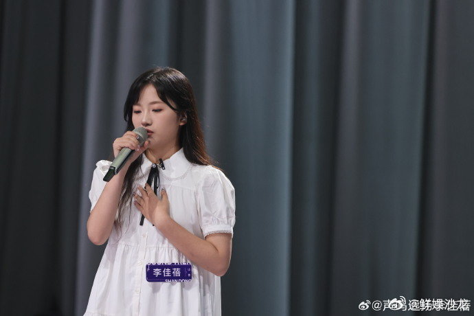 李佳蓓泪桥唱出了清澈感声鸣远扬直播李佳蓓把《泪桥》唱出了画面感，娓娓道来的样子真