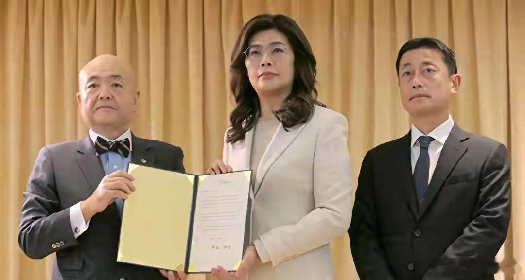 郑丽文爷爷被日军强征，她转头就给日本捐100万！同样是天灾，郑丽文对待祖国广西灾