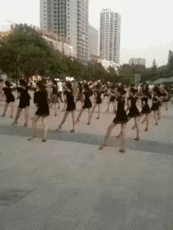 这广场舞，服装一致，整齐划一，煞是好看。