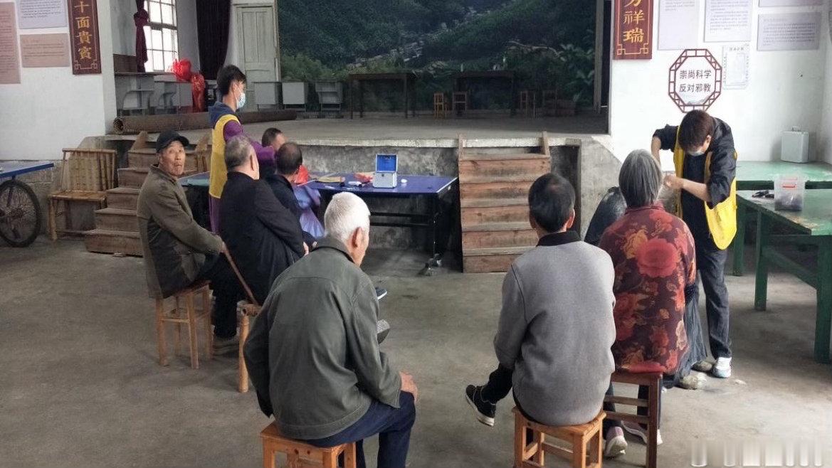 台州这个流动理发摊每月准时为老人开剪天台县石梁镇开展流动理发便民活动，整合党员志