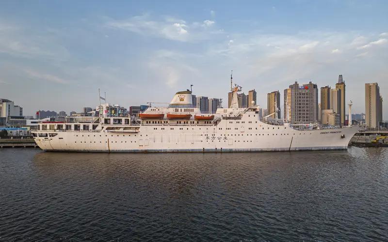 新中国成功制造万吨远洋轮船，堪称一项了不起的成就。1958 年，我国第一艘万吨远