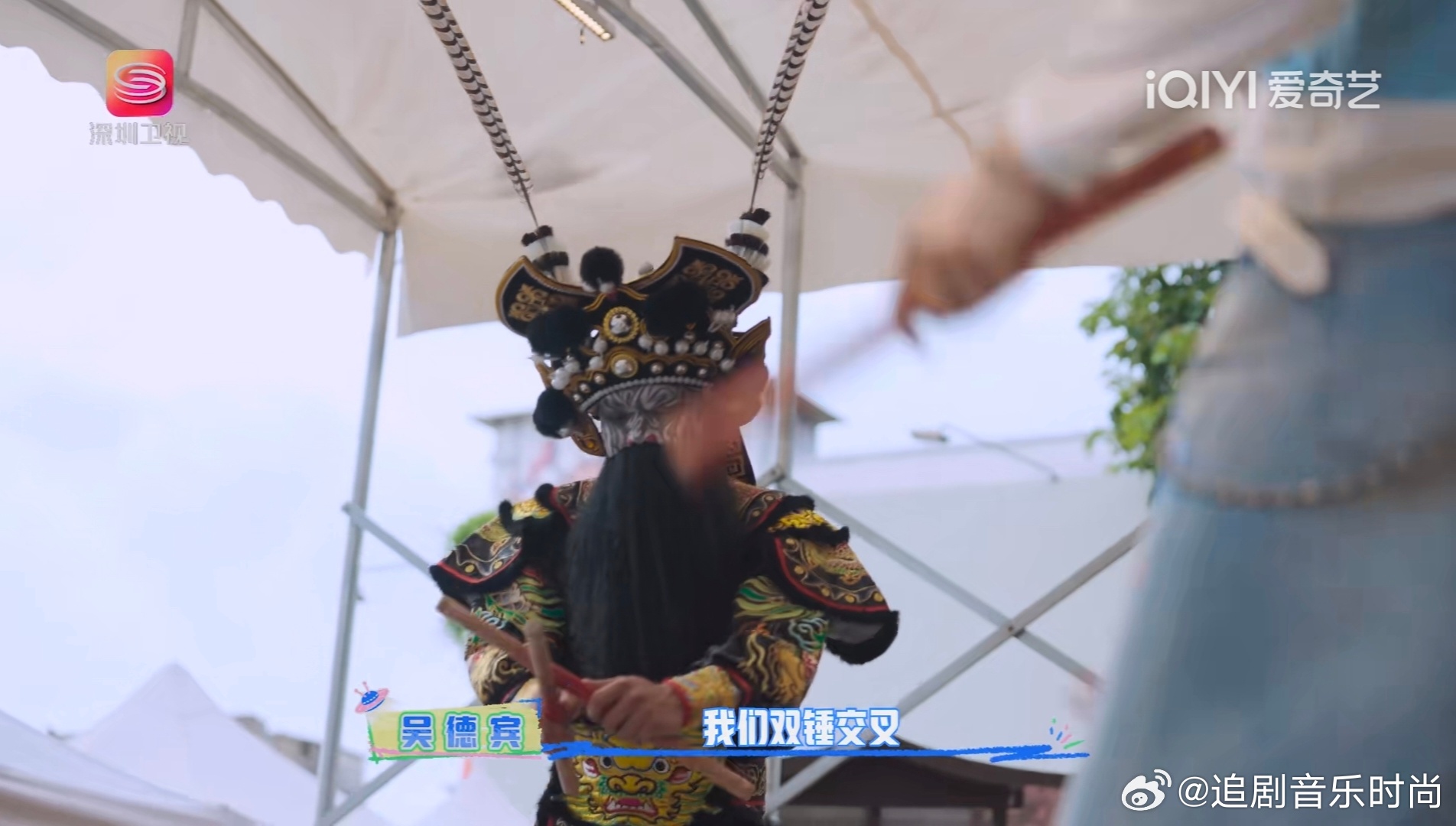 "从小用晨光长大，这种肌肉记忆骗不了人。看《宇宙帮帮忙》，丁真他们握着英歌槌在汕