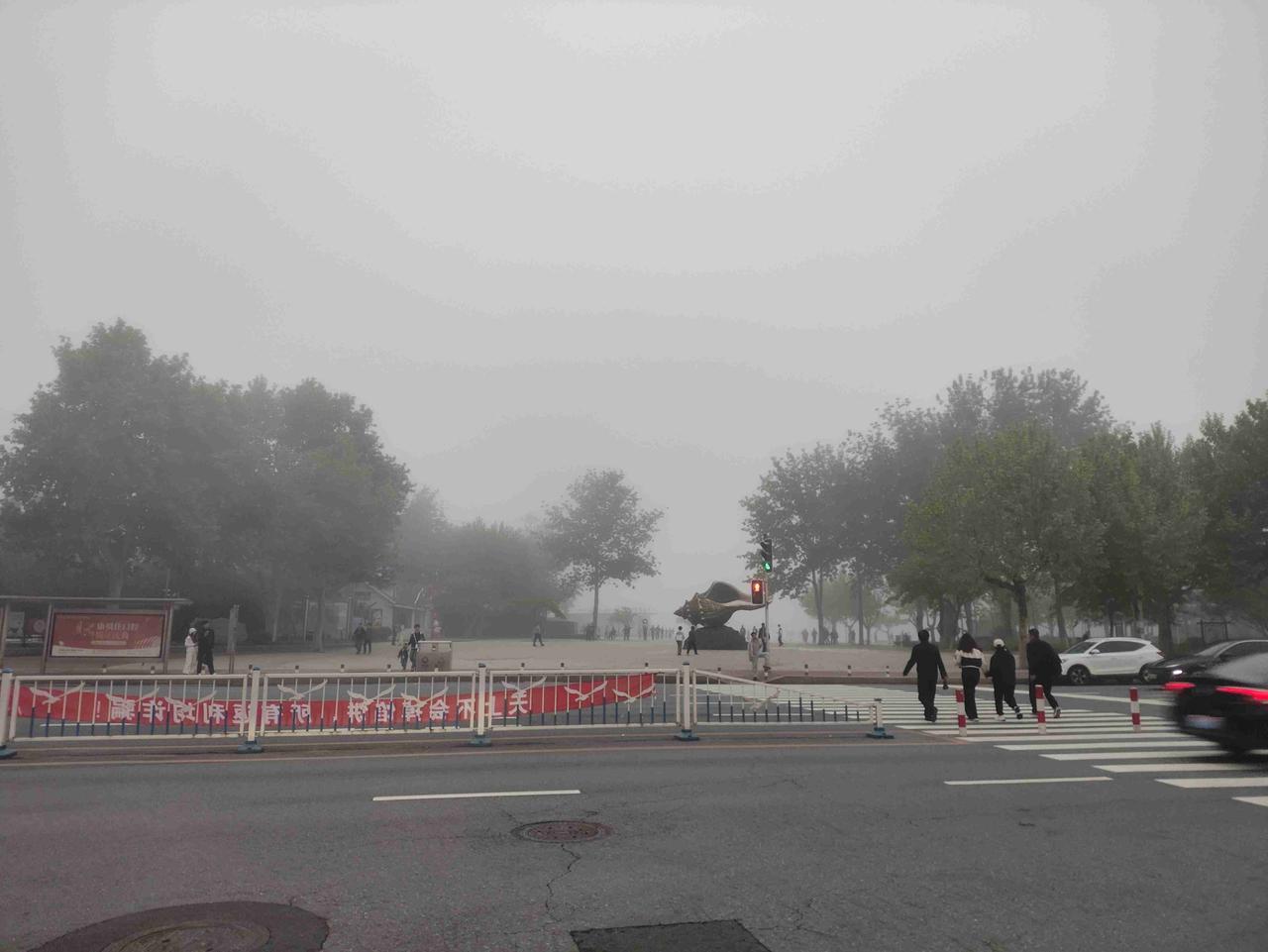 我的今日状态：🥲强颜欢笑
我这里的天气：☁️阴天
    大连傍晚雾中奇遇：我