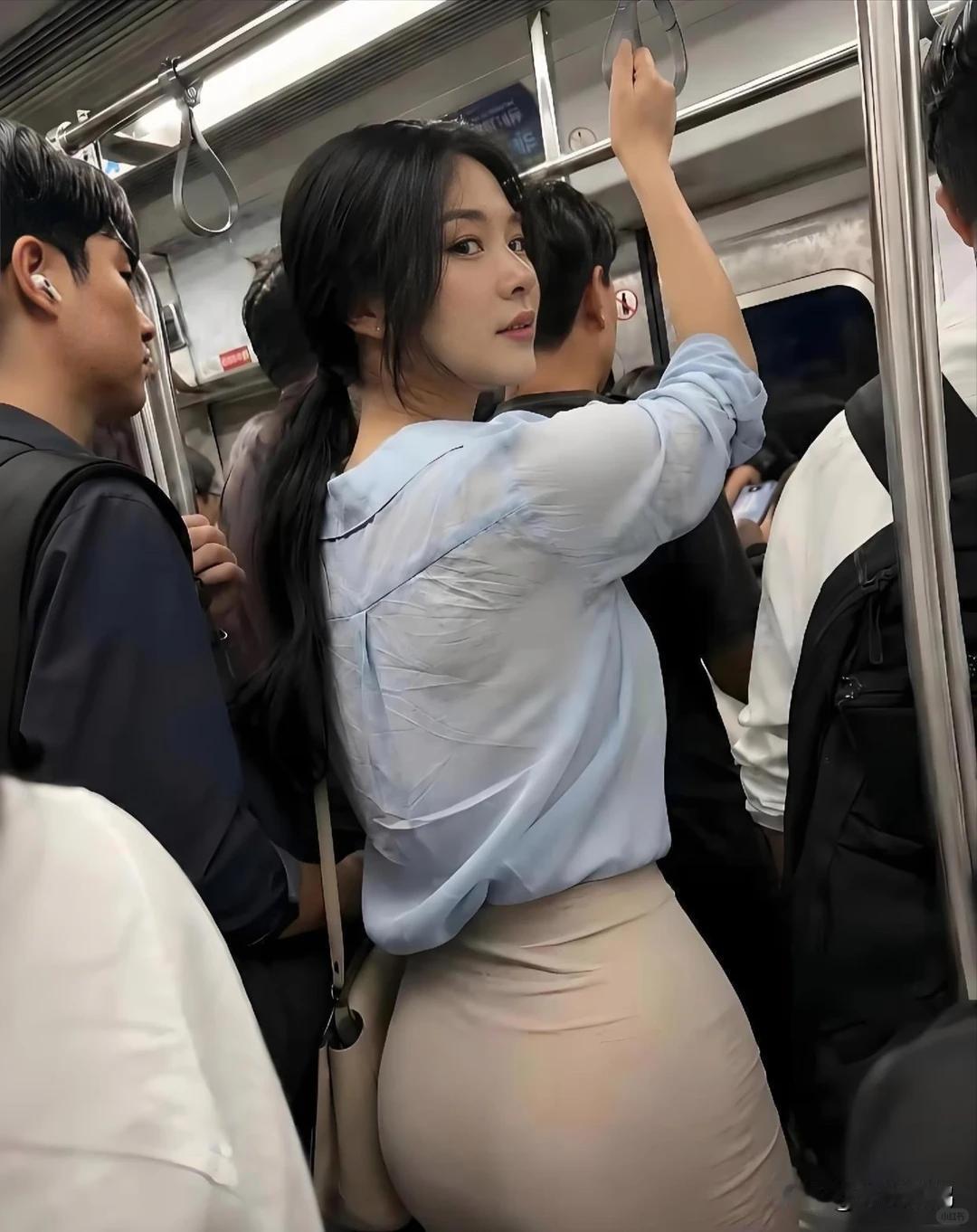 美女也来挤地铁了