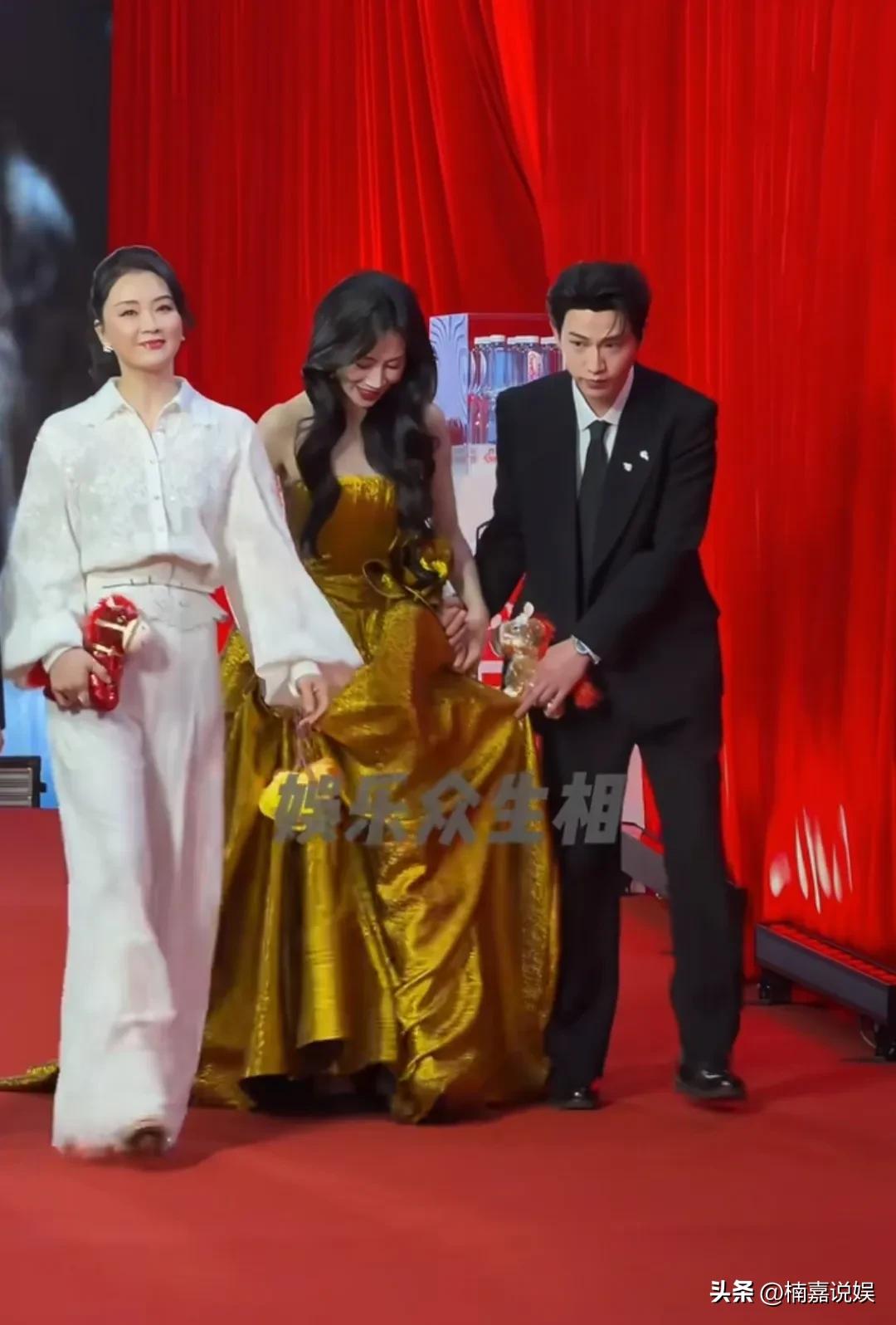 看这俩人的穿搭，真的觉得人到什么年纪，穿最合适自己的衣服，才是最大的优雅。
王艳