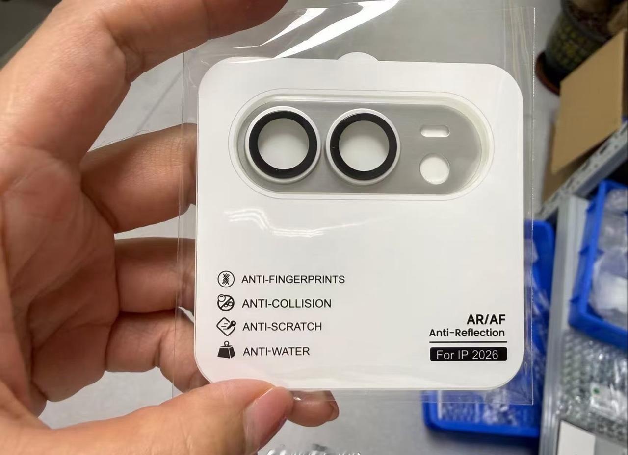 iPhone折叠屏最先曝光的居然是银色和深蓝色。
我以为只有黑色和白色呢。 折叠
