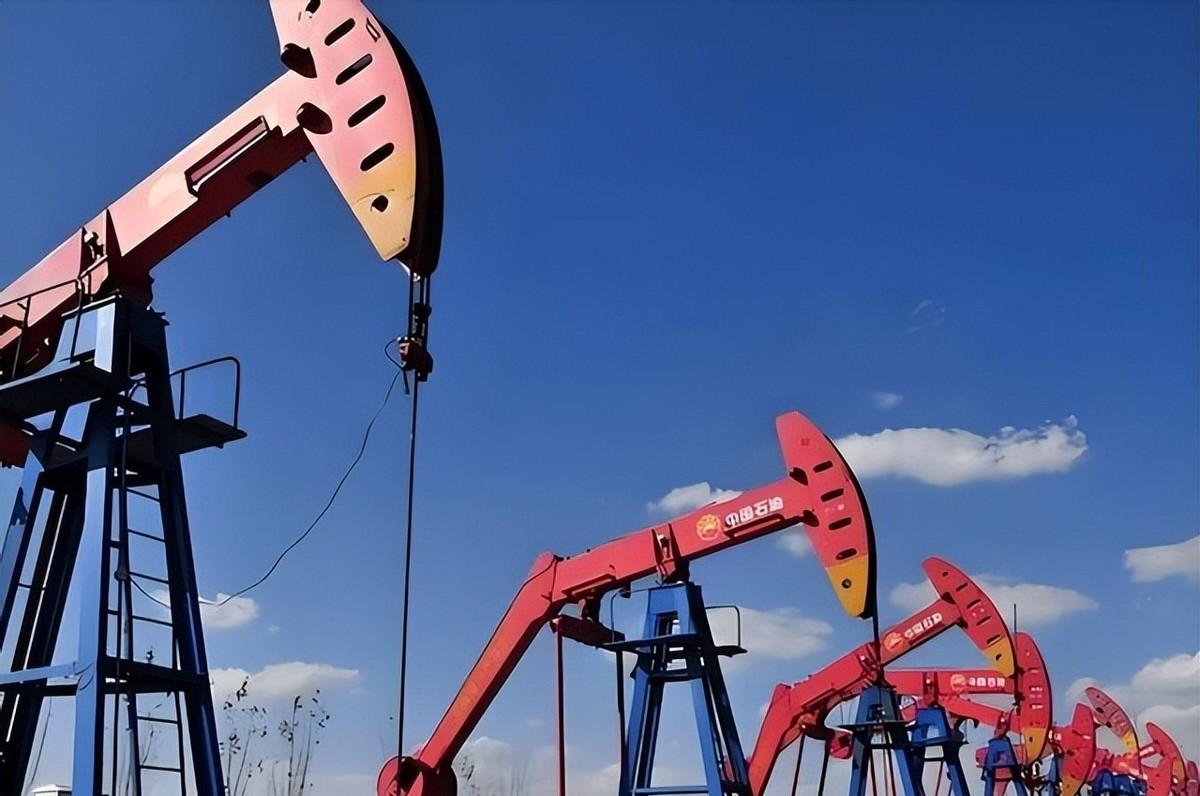 2026 年春，美以联合行动开局不利，林肯号与福特号两艘航母急赴中东，却因伊朗分