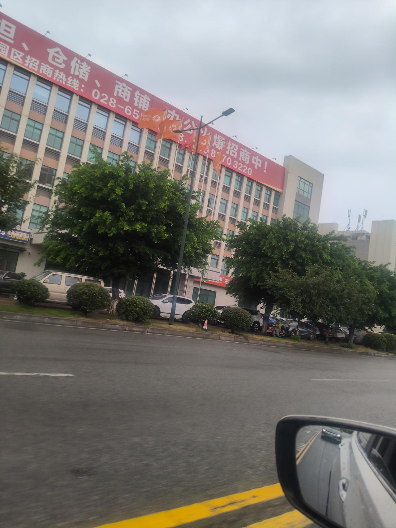 搬迁后的成都市新都区传化物流新基地，由此新都也甩掉了西部物流中心的帽子。新传化基