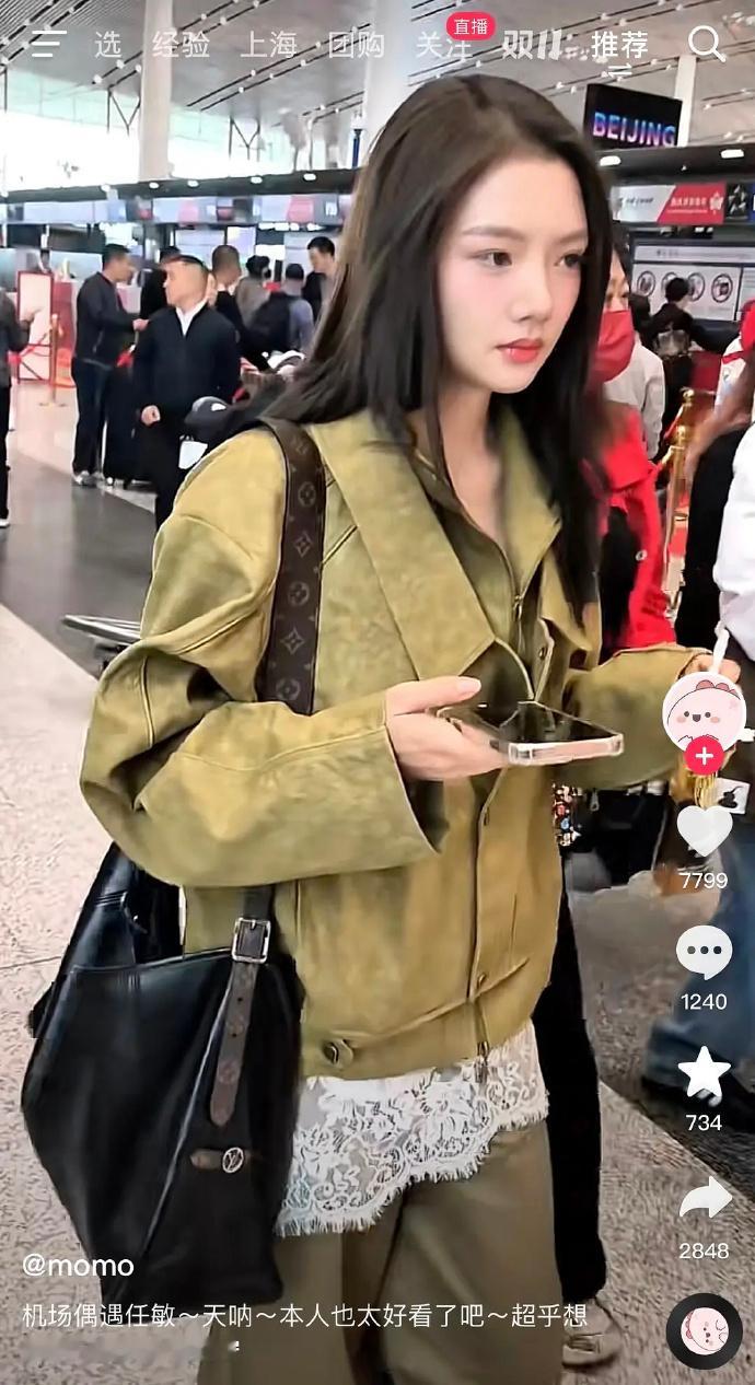 任敏在路人视角下依旧美丽动人，明星的气质果然不同凡响。 ​​​