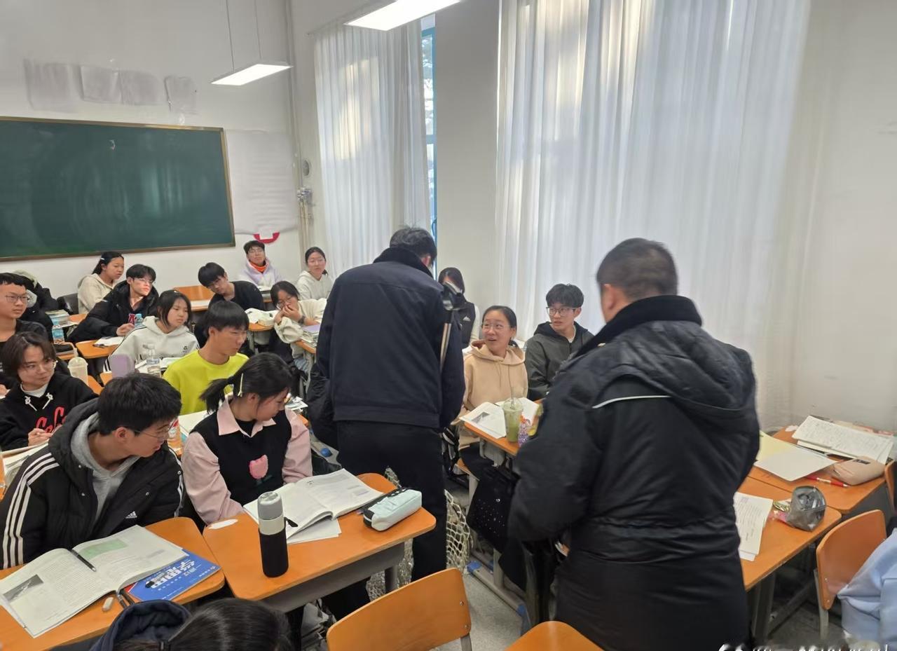 教室惊现流浪犬 城管十二分钟温情化解危机

近日，吉林省延吉市城市管理行政执法局