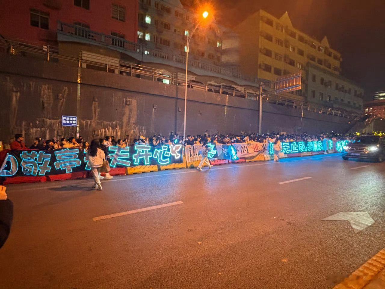 家人们，白敬亭就是内娱暖心担当！每次互动都真诚满满，爱了爱了。 