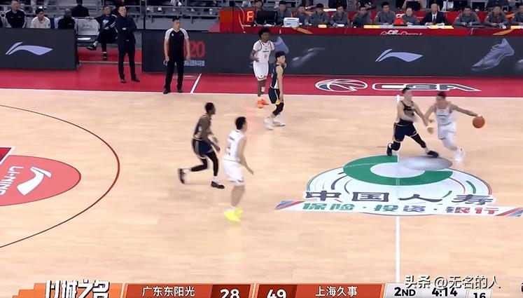 胡明轩防守很拼，上海八秒没过半场




广东对阵上海比赛中，广东进攻哑火，三分