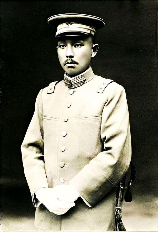 大军阀杨森在一次醉酒后，误把干儿女曾桂芝当成了四姨太，抱着她宠幸了一晚。次日醒来
