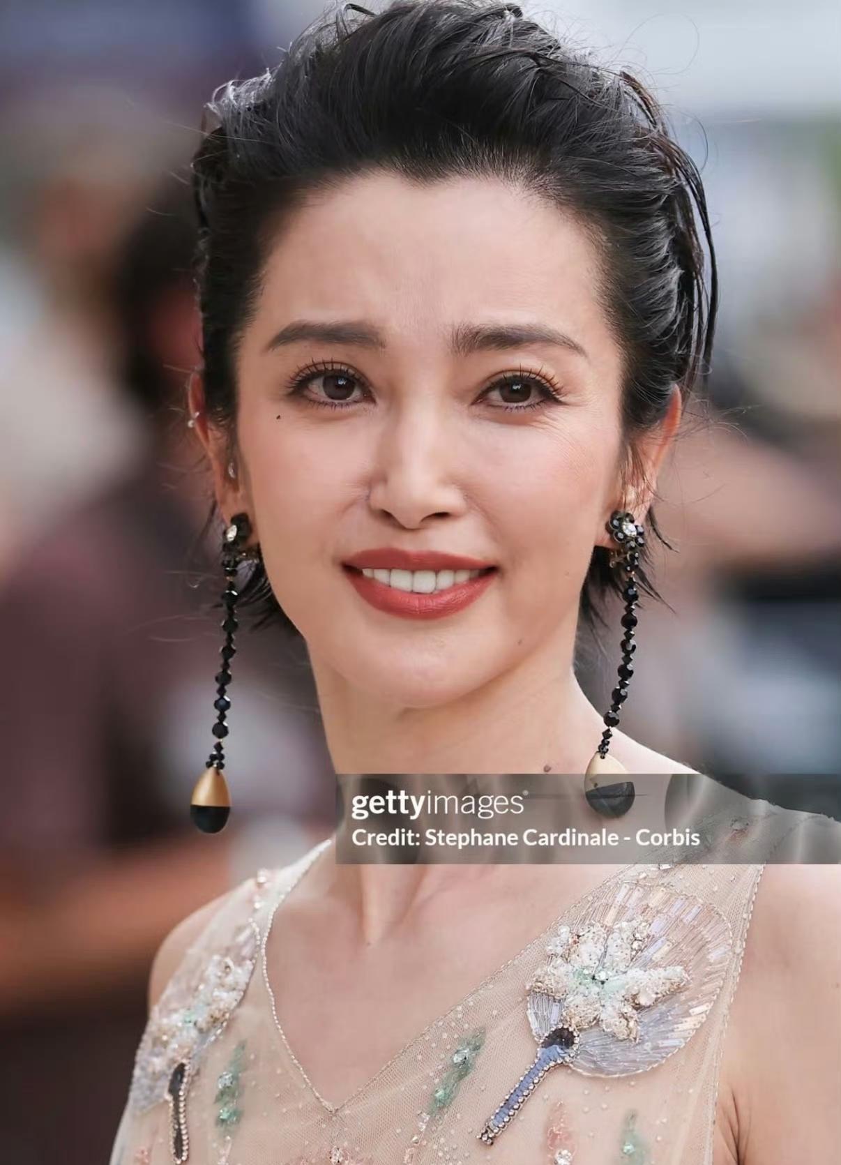 李冰冰用自己给所有女明星一个教训，
那就是大型活动前，千万不要医美。

本来想着
