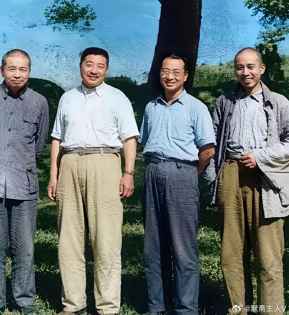 1952年，这是一张难得的户外合影，画面里是彭德怀、贺龙、陈赓、王震四位开国先辈