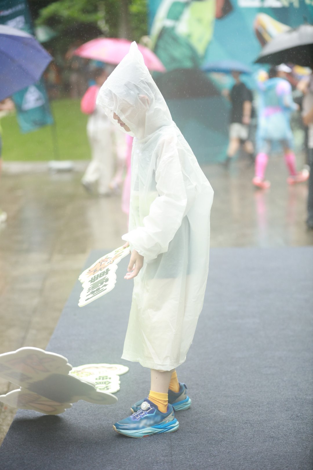 广州暴雨定格少年心气最美的模样广州小朋友浑身是泥也依旧全力冲线 哦莫！广州越野赛