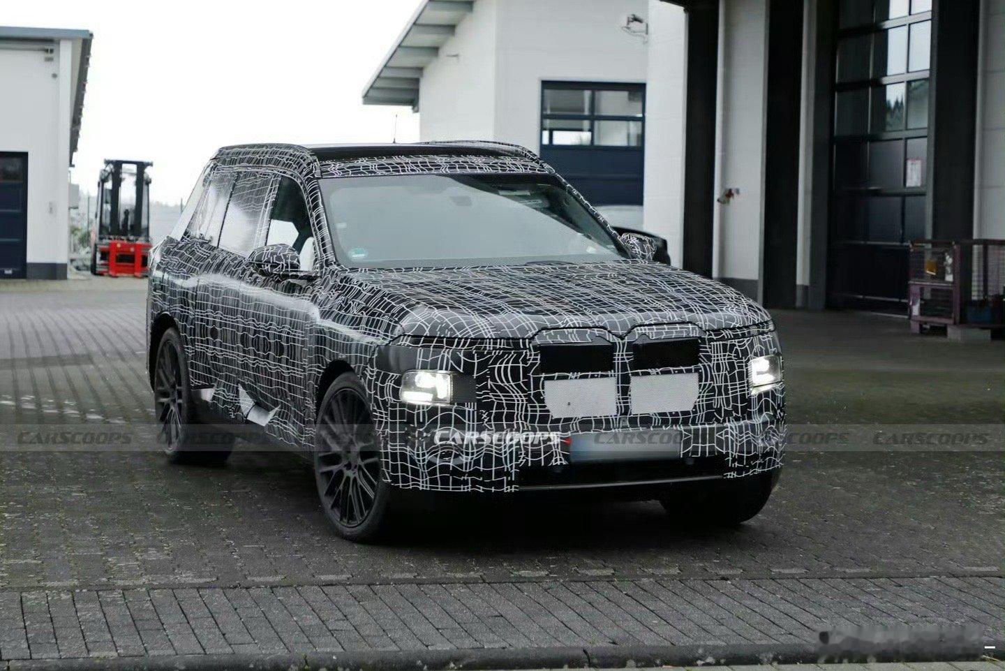 汽车  换代宝马X7，要来了。目前是全伪装状态，车头依旧是分体灯组，上方日间行车