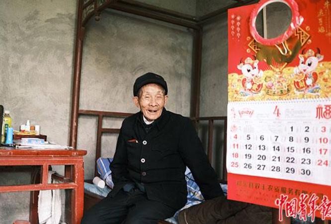 进监狱养老？2008年，一位年近七旬的老者持刀来到北京火车站实施抢劫，当警察前来