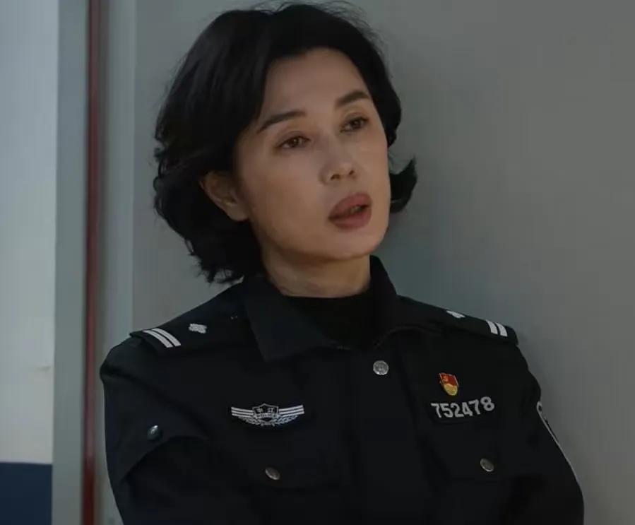 余男是故意那么演得吗？在《藏锋》里，季敏作为女一号，除了男主谭彦的妻子身份外，还