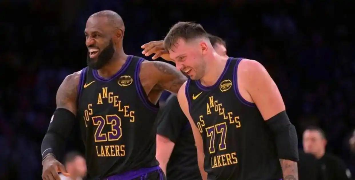 詹姆斯又创造了奇迹，单核带队107-98战胜了年轻的火箭队，获得了季后赛首轮第一