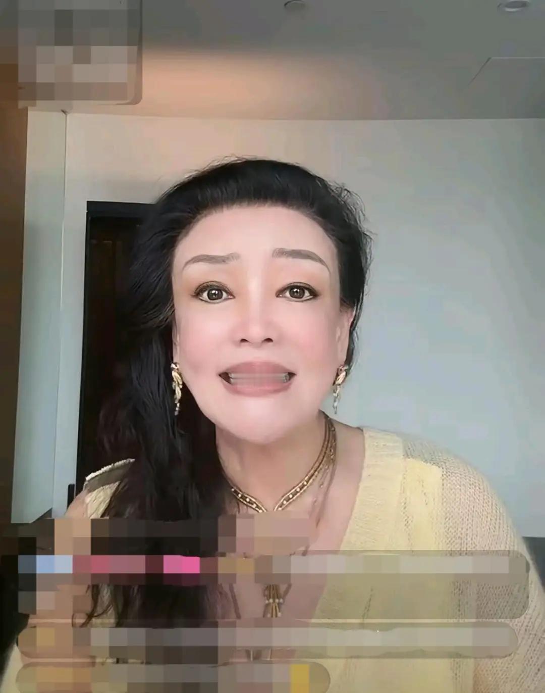 兰姐直播间里笑得眼角都是褶子，举着手机跟粉丝唠：“筱梅生了！咱汪家又添丁啦！”