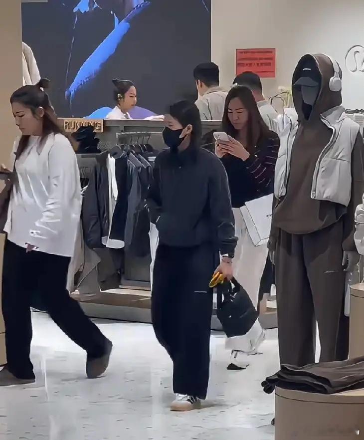 陈芋汐在澳门逛街被偶遇了。12月10号，有网友在澳门银河偶遇陈芋汐，她一身黑色运