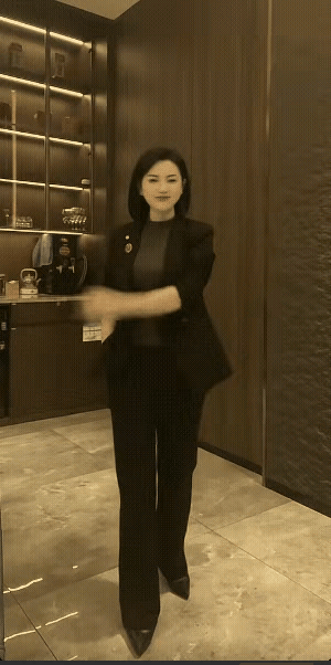 女子忙里偷闲，锻炼身体。