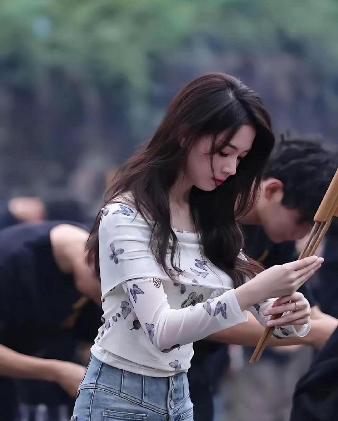 陈瑶又进剧组了，感觉她的身材真好好，一直看着她的脸忘记她的身高了 ​​​