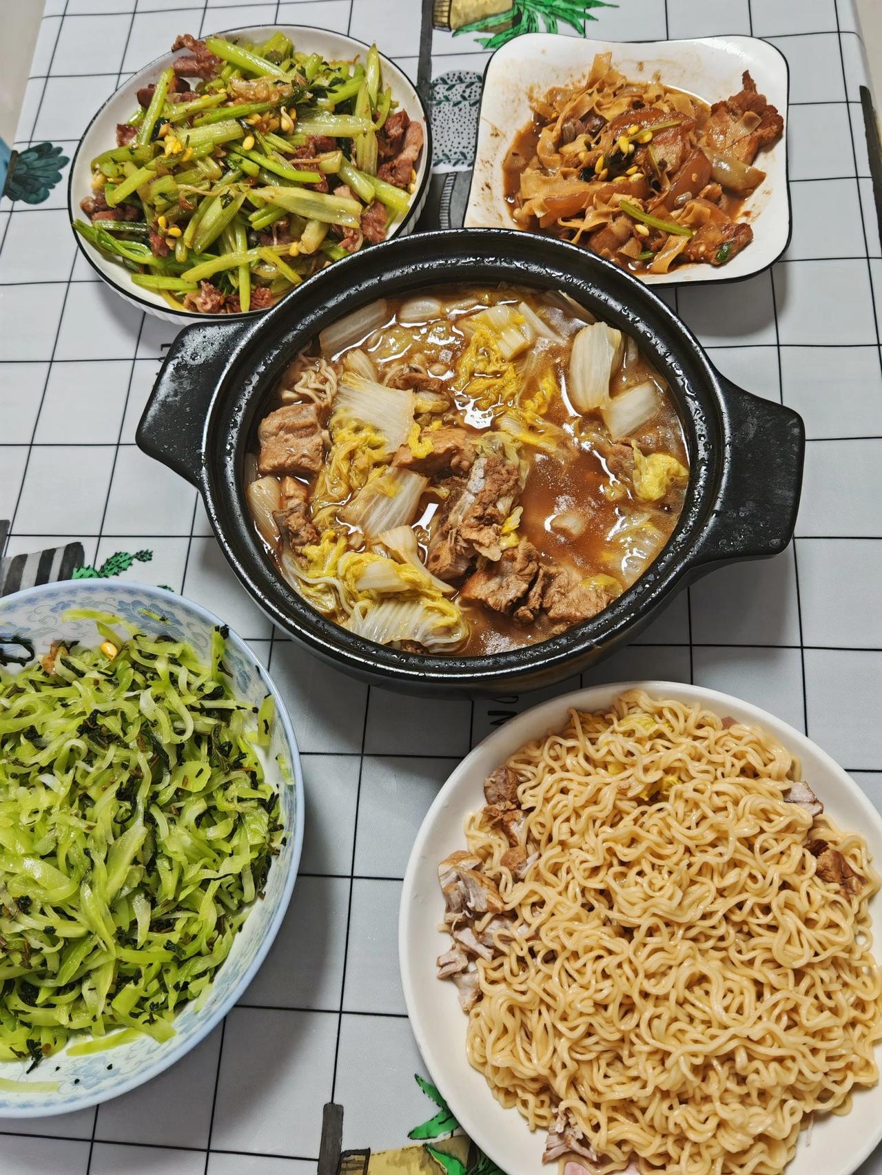 小县城四口之家晚饭
分享：
凉拌莴苣
排骨炖白菜
肉汤拌面
幸福不在于大鱼大肉，