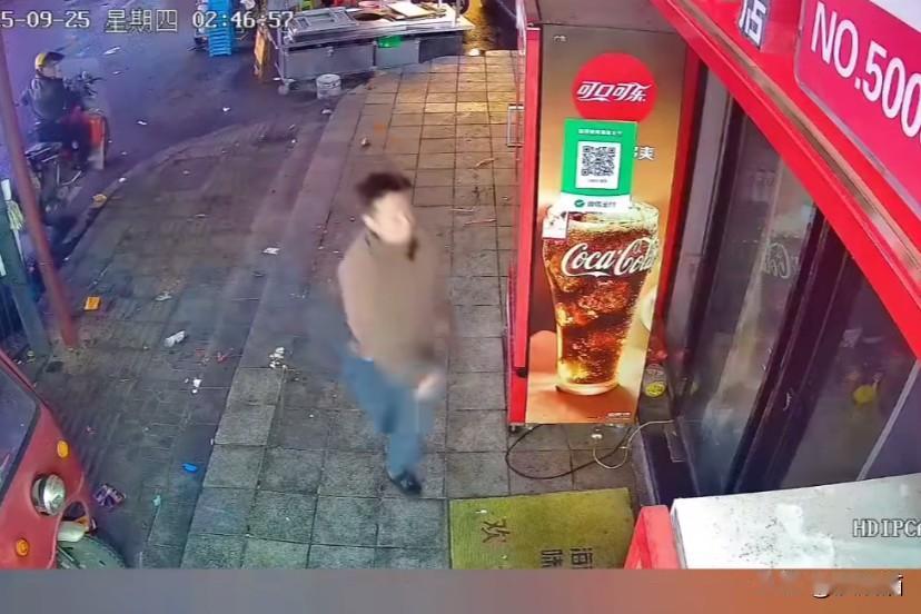 湖南株洲，店主称路见不平帮忙报警，事后遭到男子的故意报复。店主：我当时就猜到会这