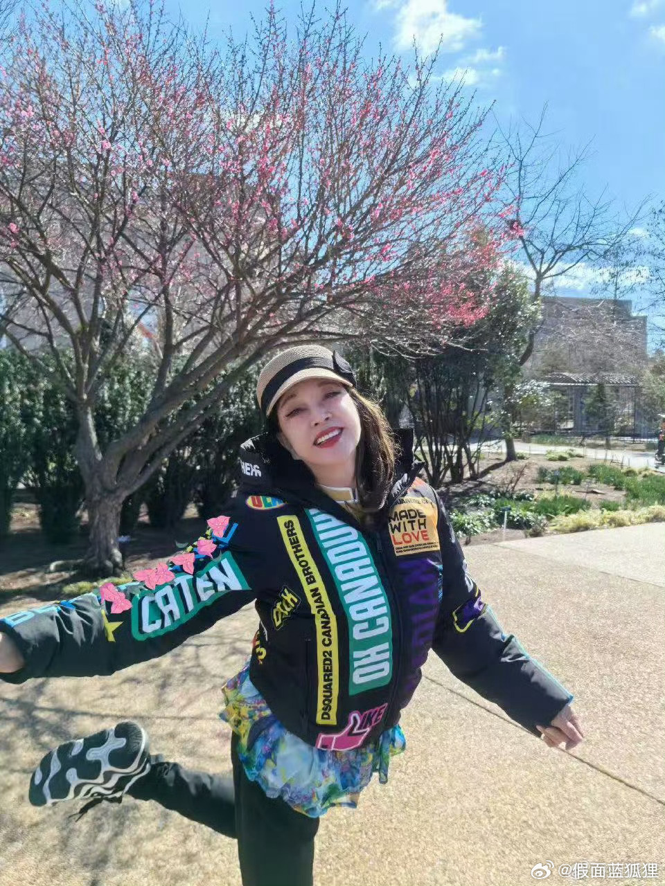  刘晓庆红色皮衣学院风 完全看不出岁月痕迹，刘晓庆红色皮衣学院风又飒又有少女心 