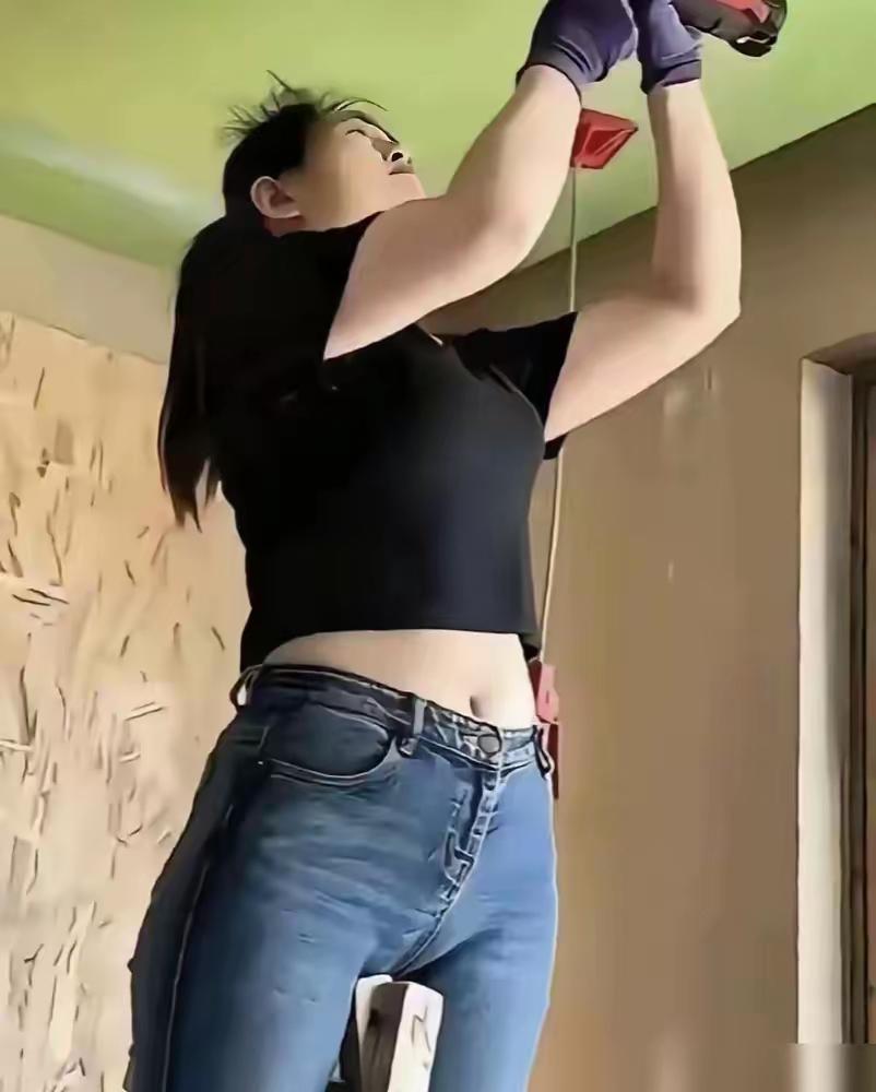 真是生活不易，美女为了生活一人在装修，有人愿意帮助美女干活的吗，这位美女工作的时