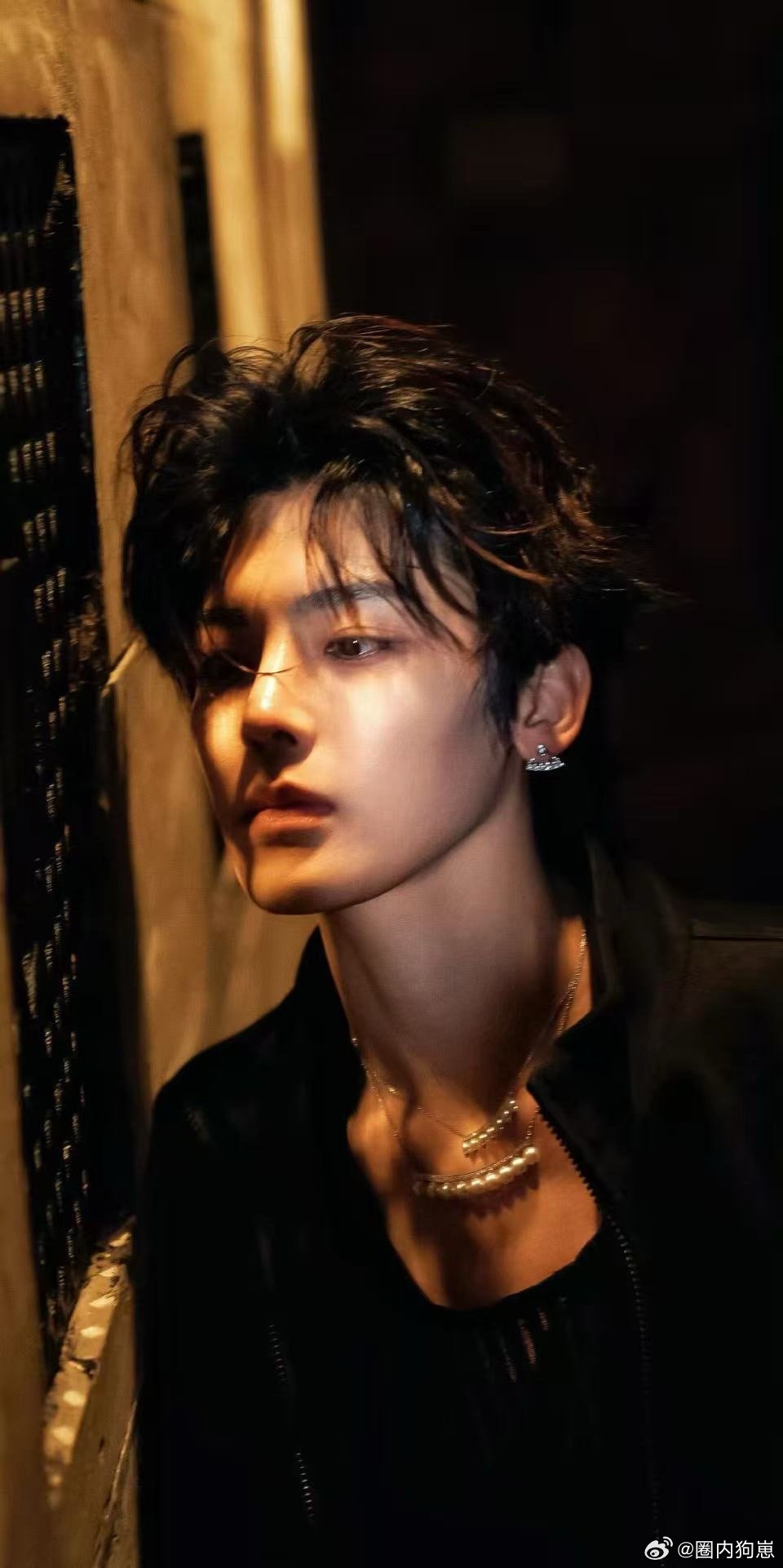 攻玉主演 侯明昊鹤男剧组对侯明昊是偏偏宠爱，长时间用心接触，定男选女，只为等他出